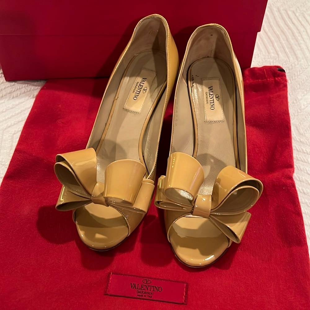 Valentino Garavani heels in great used condition